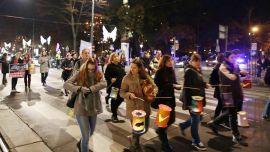 Menschen bei einem Laternenumzug