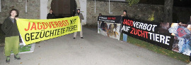 AktivistInnen, die Banner halten
