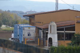 Ein Transporter vor der Verladestation in Vic/Spanien