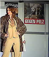 Pelze verschwinden von Modeschau bei der Frauenmesse