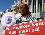 VGT fordert bei Demo vor dem Parlament Reform des maroden Tierversuchsgesetzes!