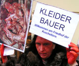 Erster Aktionstag gegen Kleider Bauer