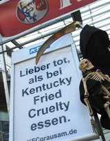 Zombies marschierten zu Halloween bei KFC ein
