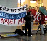 DemonstrantInnen trotz Schlechtwetter aktiv