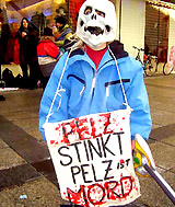 Pelz bei Kleider Bauer: Vorweihnachtliche Proteste