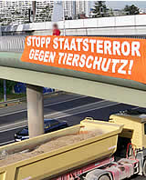 Transparent gegen Staatsterror auf "Reisen"