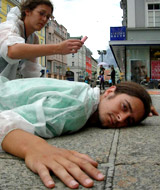 Kundgebung vor Kleider Bauer in Innsbruck