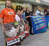 Tierschutzprozess-Angeklagte demonstrieren bei Modeschau von Kleider Bauer