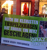 Mit Gitarre, Transparenten und Argumenten gegen den Pelzverkauf!