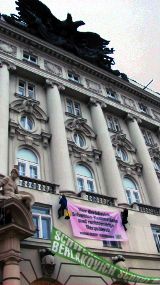 JETZT: 4 TierschützerInnen hängen an Fassade des Landwirtschaftsministeriums