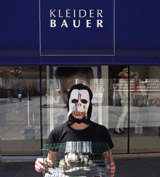 Kleider Bauer – RIESEN-Tierquälerei