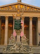 JETZT: VGT-Obmann mit Transparent auf Pallas Athene vor dem Parlament