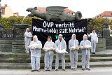 TierschützerInnen präsentieren tote Tiere aus Tierversuchen am Neuen Platz in Klagenfurt