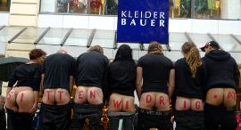 Hinterteile auf denen sittenwidrig.at geschrieben steht.