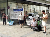 Regelmässige Demonstrationen bei Kleider Bauer auch in Innsbruck - regelmäßige "Nötigungen"?