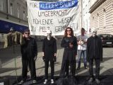 Wöchentliche Infodemos in Innsbruck - mit Beständigkeit und Kreativität gegen Tierpelzhandel und Repression
