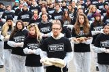 250 Menschen halten bei 1-stündiger Mahnwache 250 tote Tiere im Arm
