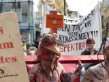 70 TeilnehmerInnen auf Kreuzigungsaktion ohne Kreuz in Linz