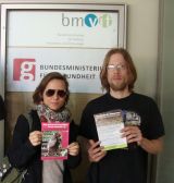 VGT erinnert mit Flugblättern vor dem Ministerium Herrn Stöger an seine Verpflichtung den Tieren gegenüber