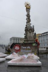 Nackte Menschen als Delikatessen in Fleischtassen in Linz am Hauptplatz