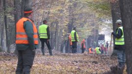 Unzähliche Jagdhelfer säumen den Weg.