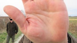 Mit Hand verdeckter Foto-Apparat