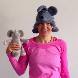Frau mit Mause-Hut und Maus als Stofftier