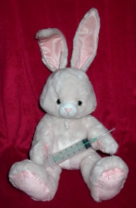 Stoffhase mit großer Spritze