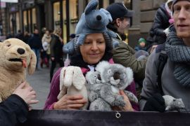 Frau mit mehreren Stofftieren im Arm.