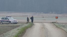 Polizeikontrolle an einem Feld