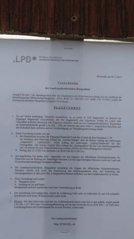 Hinweiszettel mit Erklärung des Platzverbots