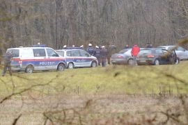 Viele Autos und Personen im Grünen. Darunter viel Polizei.