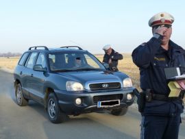 Polizei kontrolliert Autos mitten im Nirgendwo