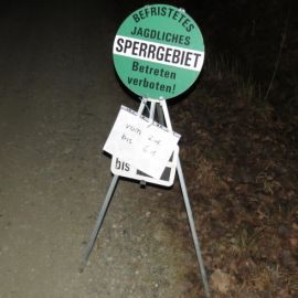Sperrschild vor Jagdgebiet
