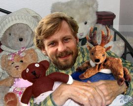 Max Mayr-Melnhof Fotomontage mit Stofftieren im Bett