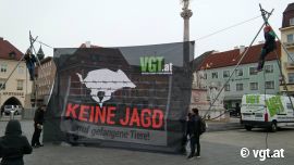 Banner zwischen Tripods mit AktivistInnen