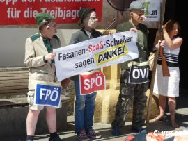 TierschützerInnen als Jäger verkleidet