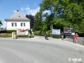 DemonstrantInnen vor Glanegg