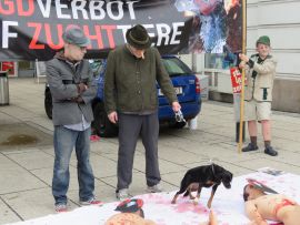 Als Jäger verkleidete AktivistInnen