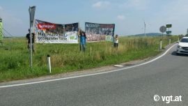 TierschützerInnen mit Transparent