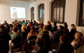 Gut gefüllter WUK Projektraum bei Remele-Vortrag