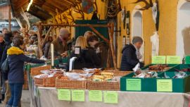 Marktstände mit BesucherInnen