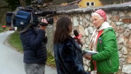 Ein Frau gibt einer Redakeuring mit Kameramann ein Interview
