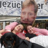 Jetzt in Salzburg: Gatterjäger Max Mayr-Melnhof lädt Am Platzl zum Kuscheln ein
