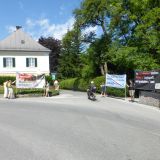 Demo vor Schloss Glanegg in Salzburg zum 92. Geburtstag von Friedrich Mayr-Melnhof