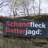 Jetzt in Salzburg: Riesentransparent gegen Gatterjagd mit 2 Kletterern hängt am Neutor