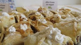 Veganer Apfelstrudel mit veganer Schlagsahne