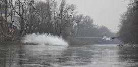 Aktivist über dem Fluss