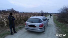 Polizei blockiert Auto der Tierschützer