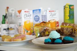 Ein Tisch mit veganem Essen und Getränken